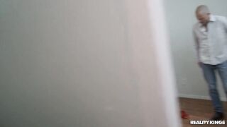 قبضت عليه وهو يستنشق ملابس - xlxx