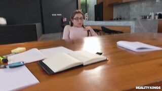 x hamster - يمارس الجنس مع مؤخرتها ويقذف على ثدييها الكبيرين
