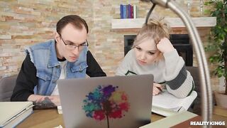 نيك - تُخرج ثدييها الكبيرين الطبيعيين وتهزهما خلف ظهور زملائهما