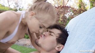 فتاة شابة في حوض السباحة تقدم مص زب ونيك - xnx