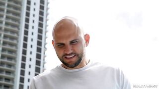 xlxx - يتحسس مؤخرتها